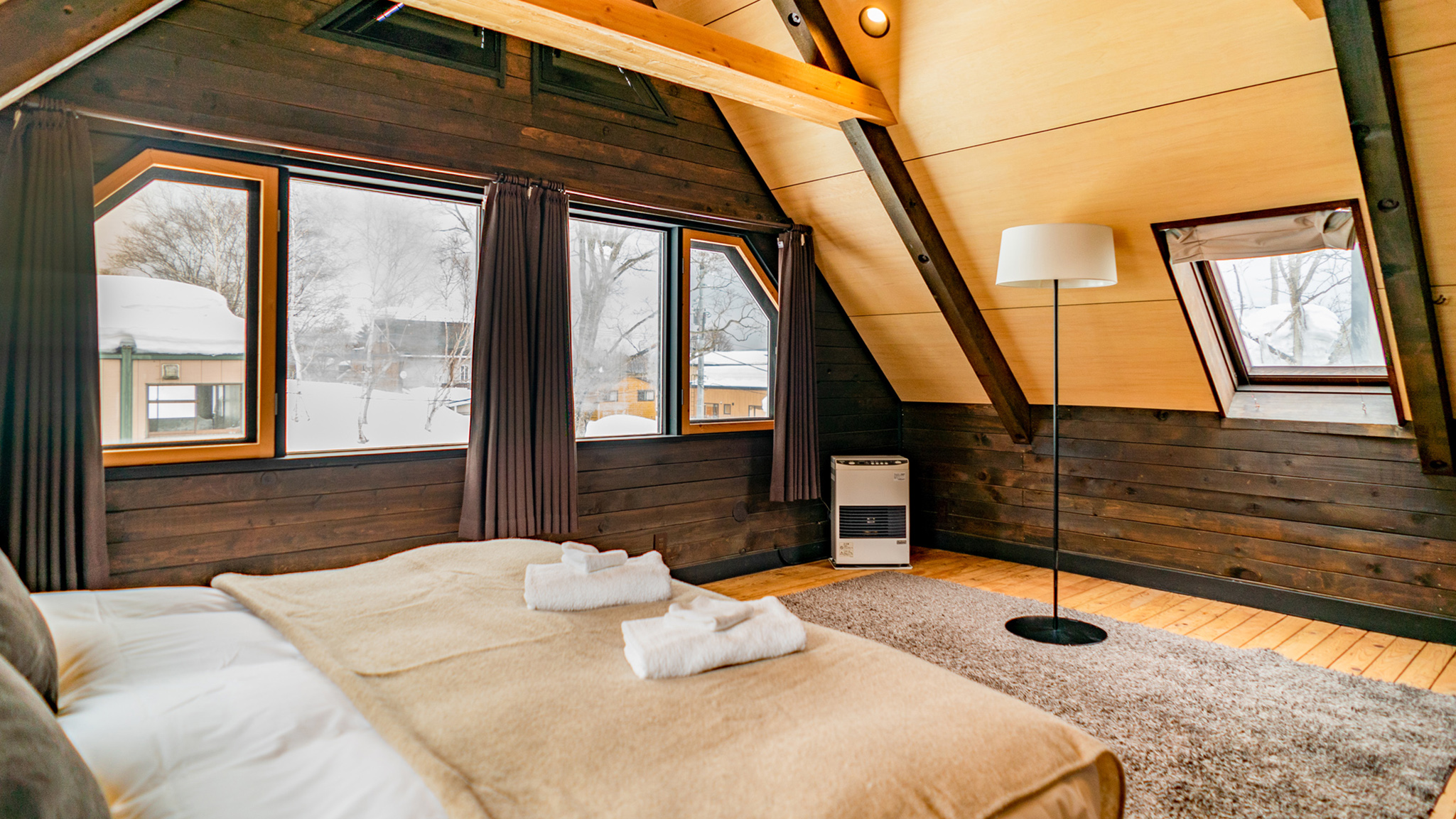 Momiji Lodge - Master Bedroom 1 and Skylight Windows Momiji Lodge - Master Bedroom 1 and Skylight Windows